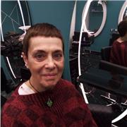 Insegnante di Lettere impartisce lezioni a studenti delle scuole secondarie di primo e secondo grado